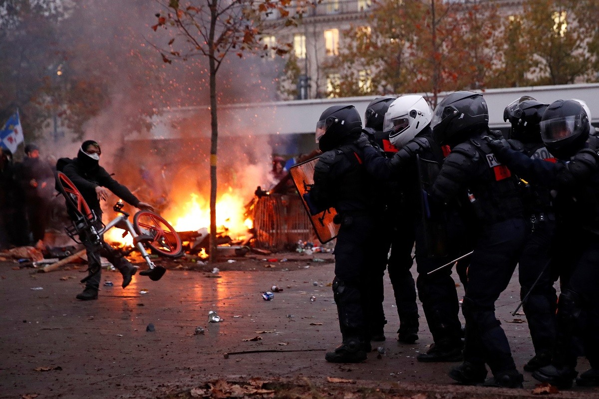 Enfrontaments entre la policia francesa i els manifestants a París