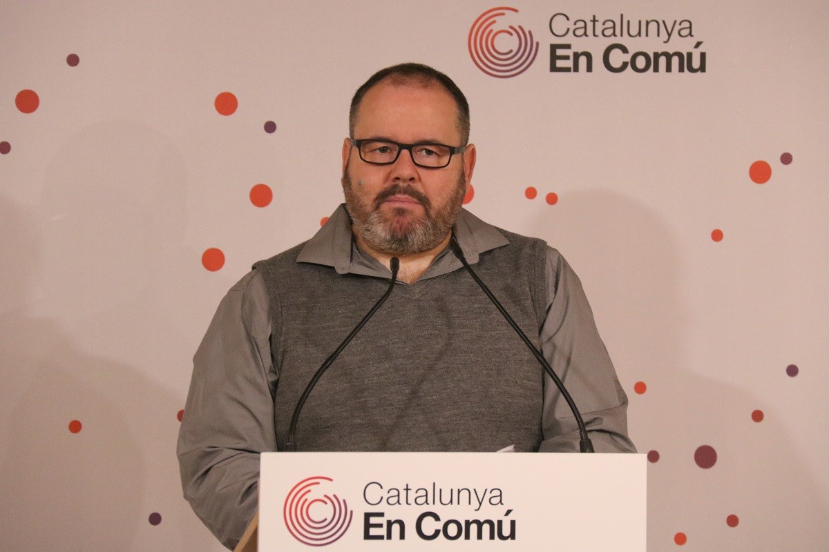 El portaveu de Catalunya en Comú, Joan Mena, en roda de premsa
