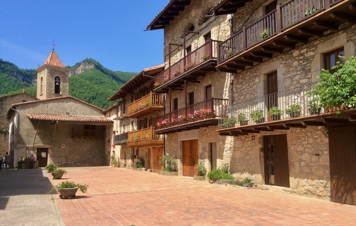 Els Hostalets d'en Bas és un dels set pobles que conformen el municipi de la Vall d'en Bas.