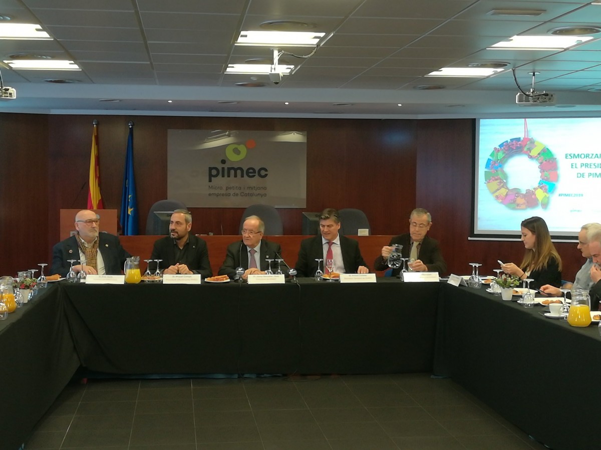 Josep González, acompanyat de membres de l'executiva de la Pimec, a la seu de l'entitat.