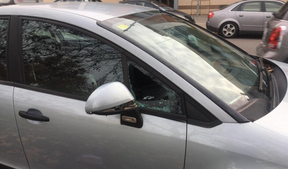 Un cotxe amb el vidre trencat