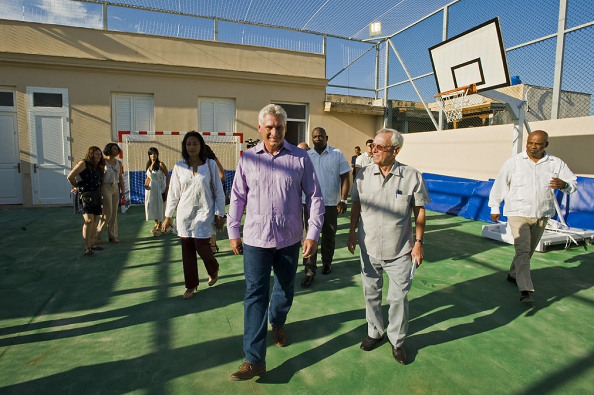 Inauguració d'un centre esportiu en una escola de l'Havana