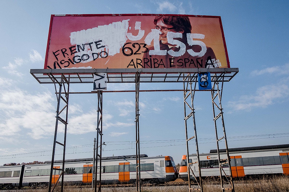 Un cartell electoral independentista vandalitzat en la campanya electoral del 21-D.