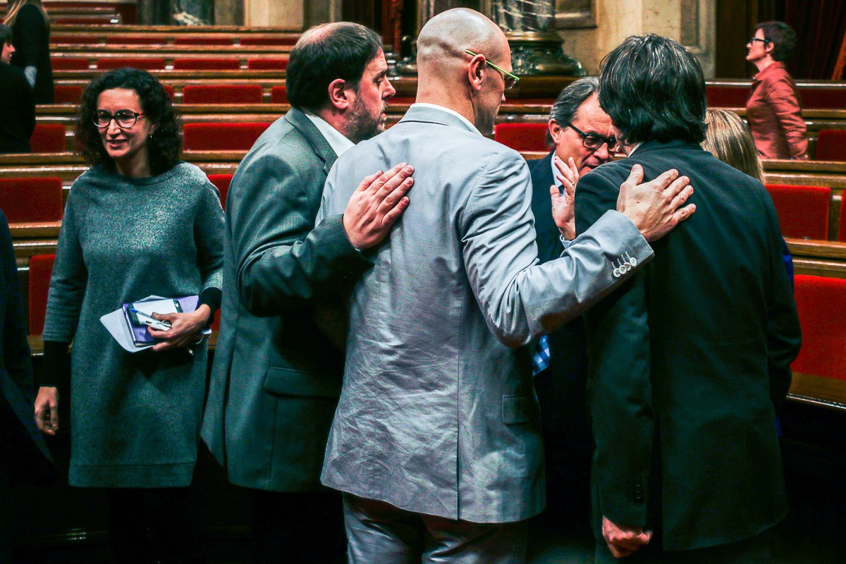 Mas parlant amb Romeva, Puigdemont i Junqueras al Parlament (arxiu)
