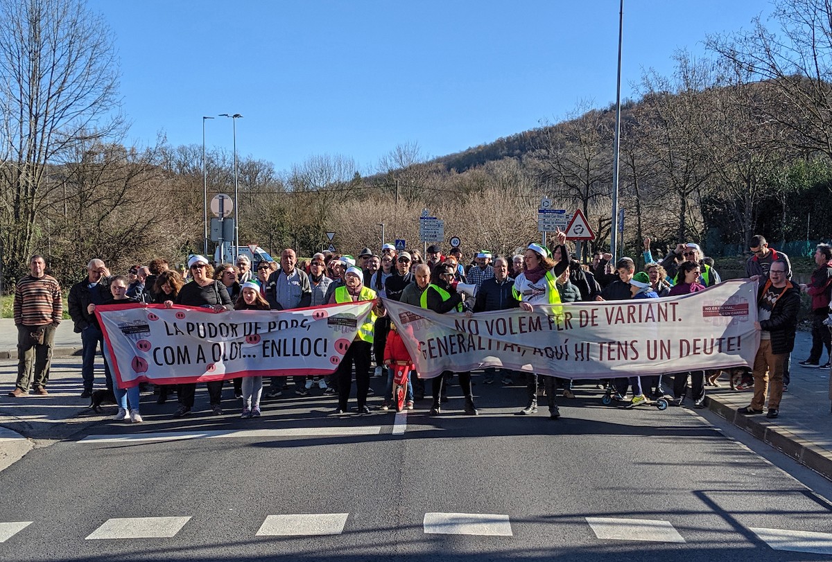 Manifestants de la plataforma «No ésun vial, és un carrer» el desembre de 2019.