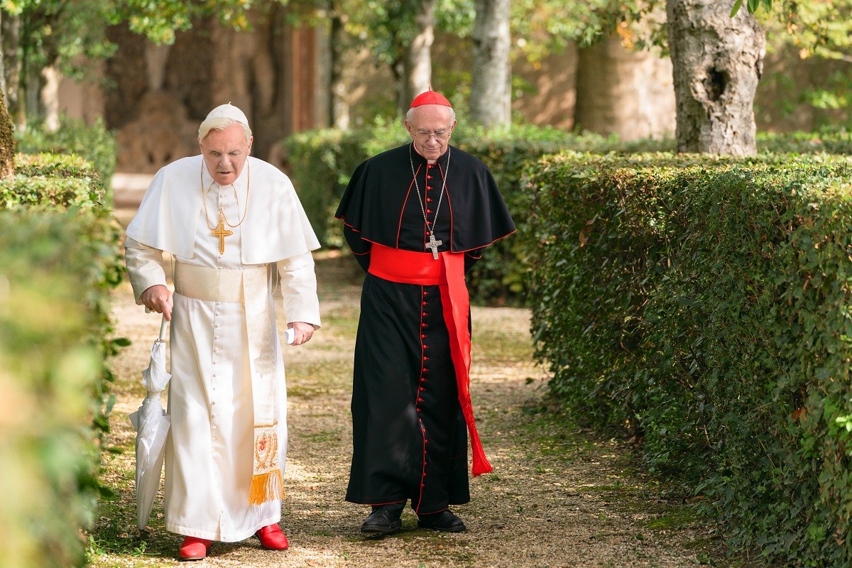 Hopkins (Ratzinger) i Pryce (Bergoglio), en un dels moments de la pel·lícula