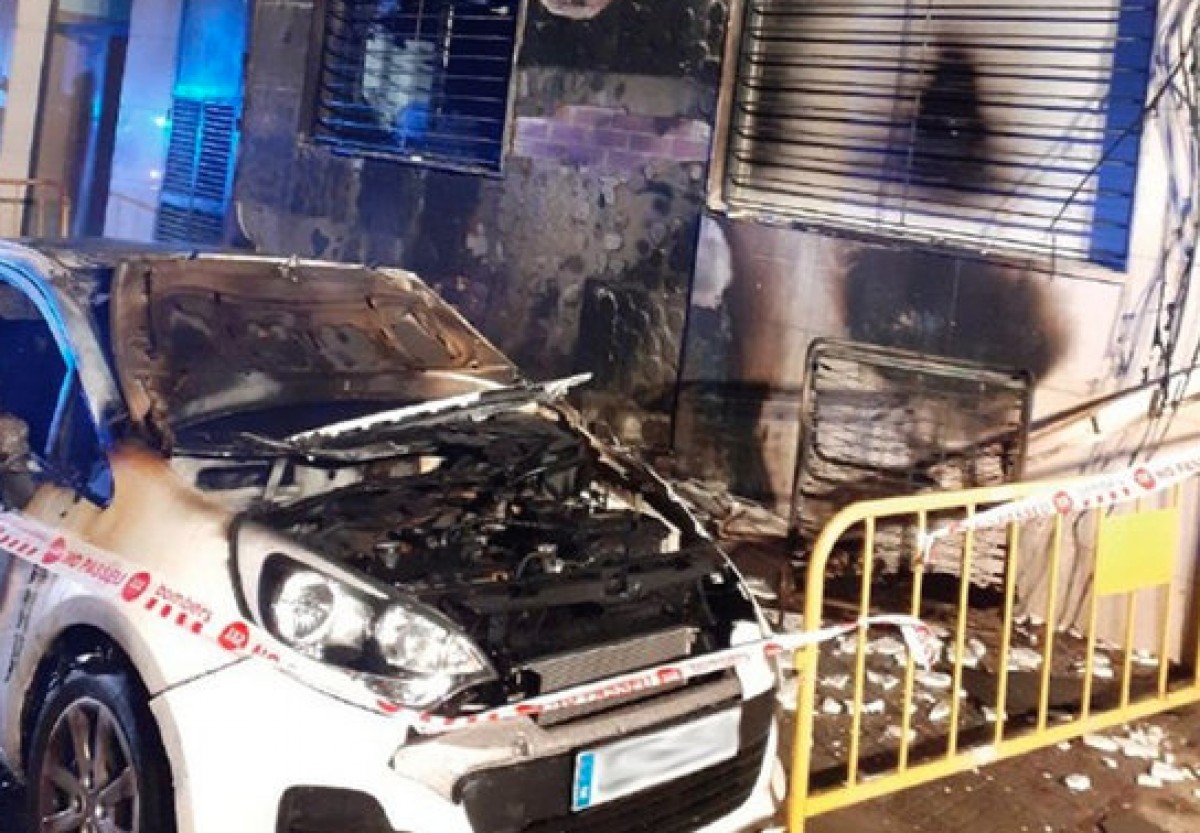 Vehicles i façana cremada a Castellar del Vallès. 