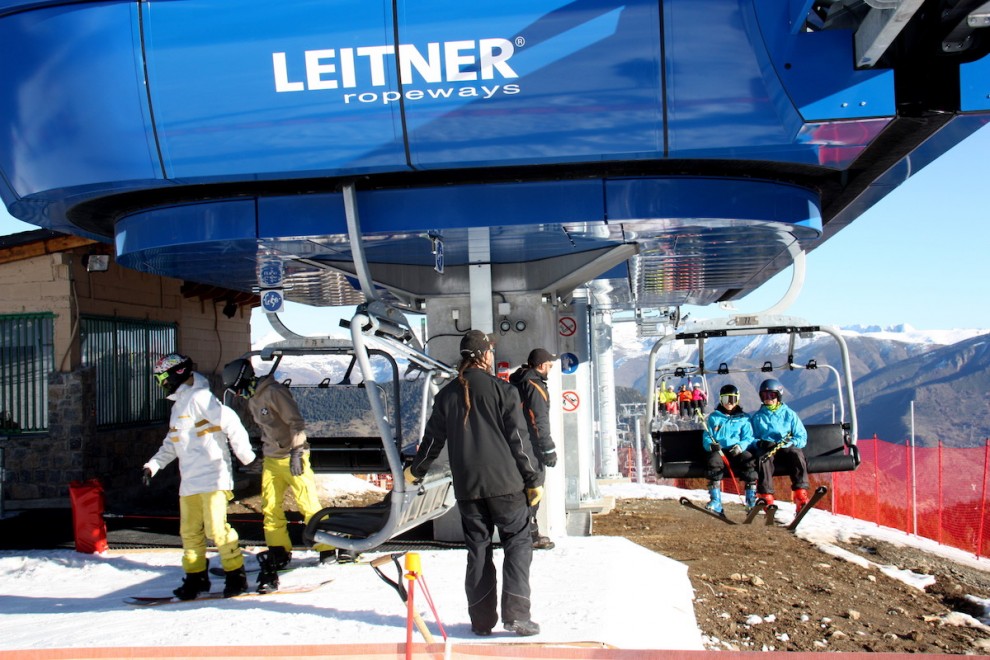 Esquiadors baixant del nou telecadira d’Espot