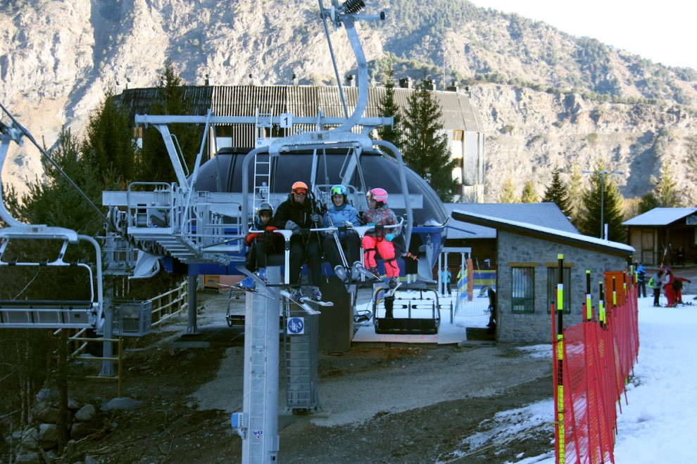Esquiadors al nou telecadira d'Espot