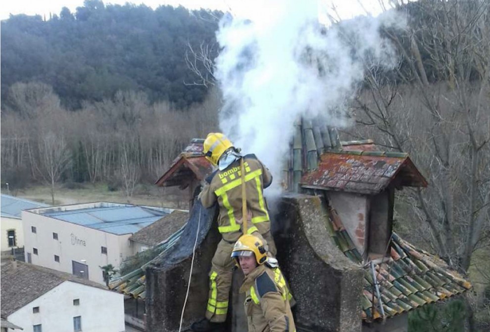 Bombers treballant en un incendi en una xemeneia