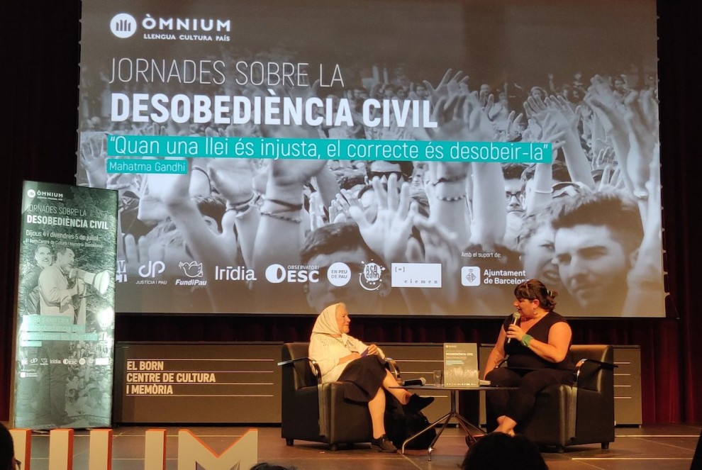 Nora Cortiñas, a l’esquerra, durant les jornades sobre desobediència civil d’Òmnium