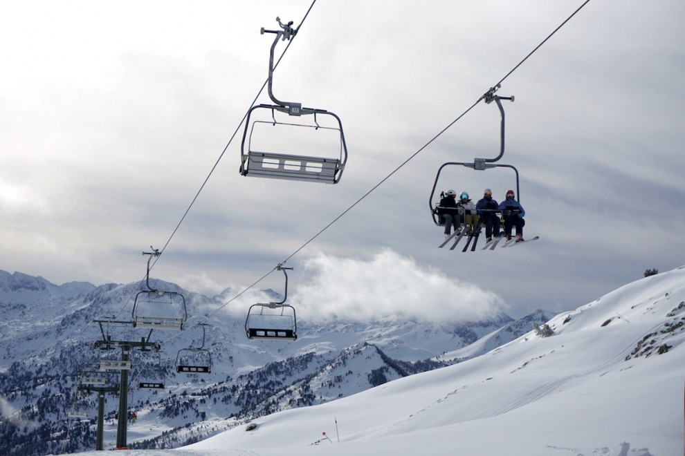 Esquiadors en un telecadira a l'estació aranesa de Baqueira Beret