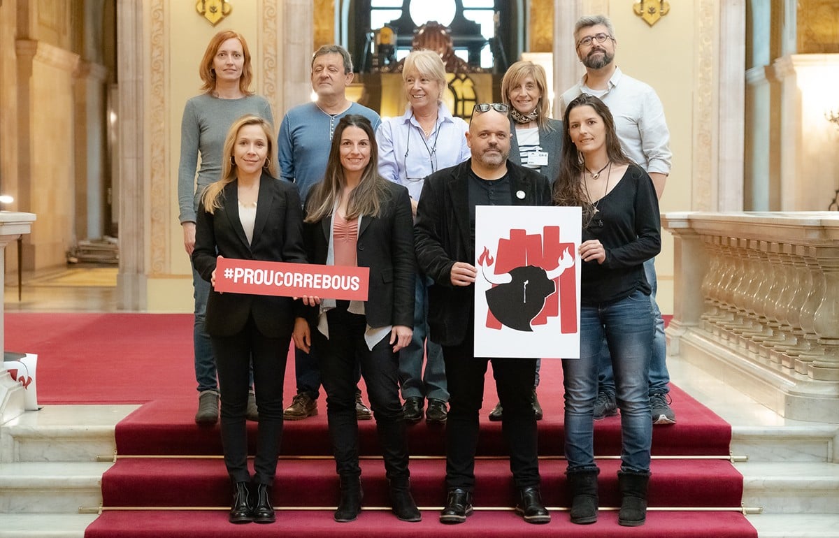 Representants de la nova plataforma 'Prou Correbous' a les escales del Parlament de Catalunya