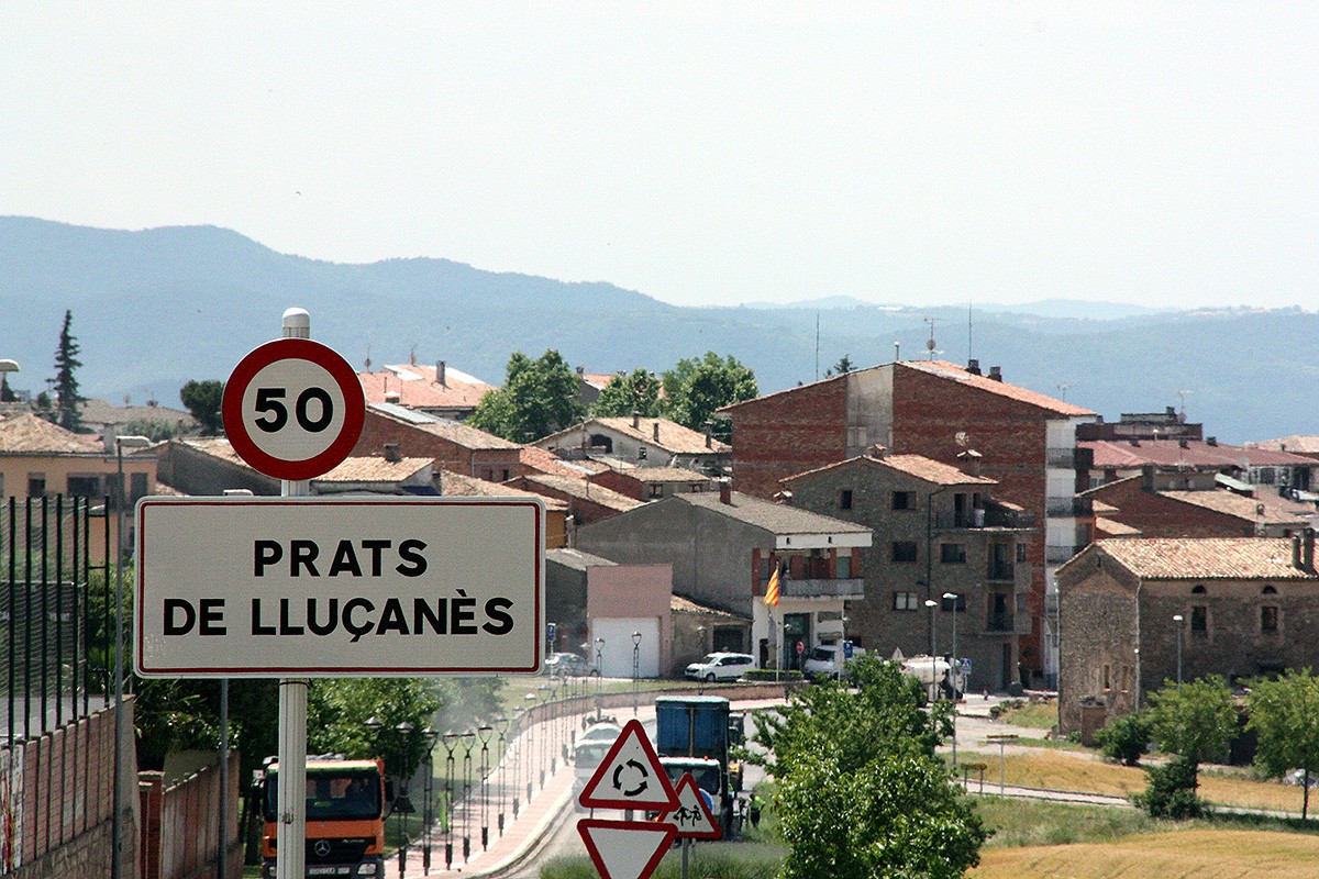 Un cartell indica l'entrada al poble de Prats de Lluçanès.