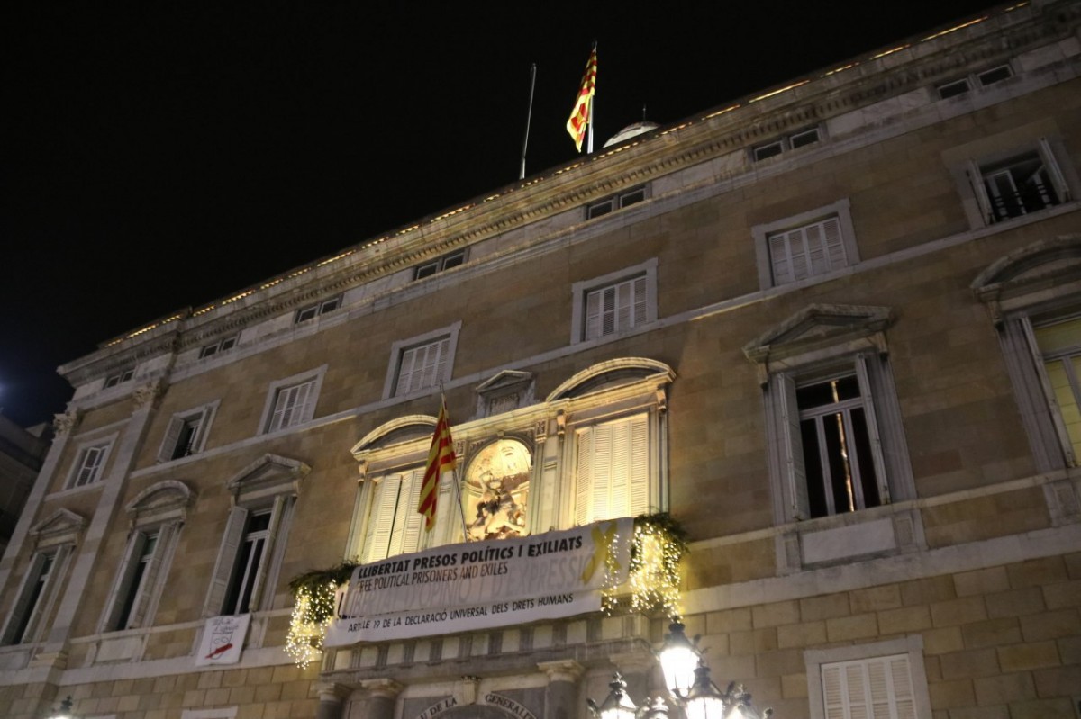 La pancarta que demana la llibertat dels presos ha tornat a la façana del Palau de la Generalitat.