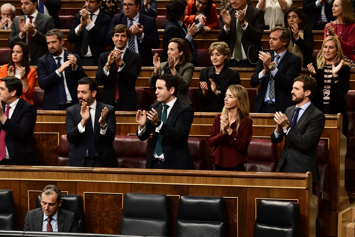 La bancada del PP, liderada per Pablo Casado, dempeus aplaudint al debat d'investidura