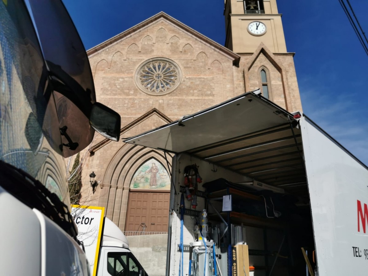 Diversos camions ocupen l'entorn de Sant Francesc pel rodatge de la sèrie de Netflix. 