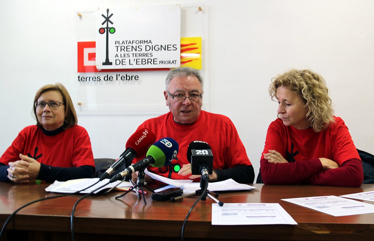 Portaveus de la plataforma Trens Dignes, amb Josep Casadó al centre, en roda de premsa. 