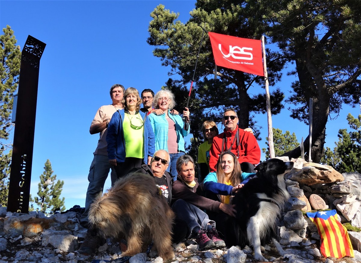 Membres de la Comissió Cultural Canalda 1100 anys i alguns de la Unió Excursionista de Sabadell hem començat l'any fent el pessebre al cim del puig Sobirà