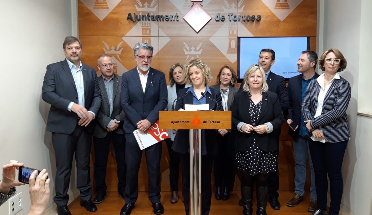 Imatge del nou equip de Govern conformat per 7 regidors de Junts x Tortosa i 3 del PSC