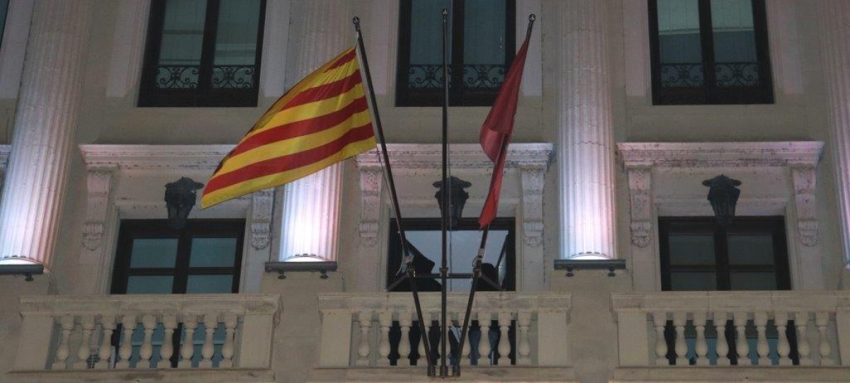 El balcó de la Paeria sense la bandera espanyola