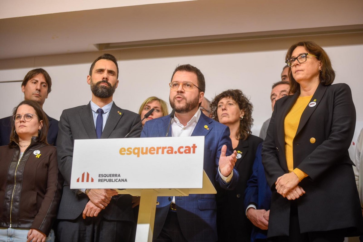 Pere Aragonès amb la cúpula i diputats d'ERC aquest dijous