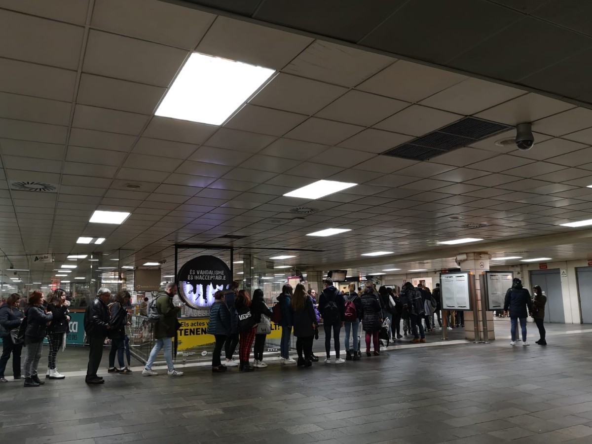 Cua de gent a l'estació de Rodalies de plaça Catalunya per demanar que li retornin l'import del bitllet