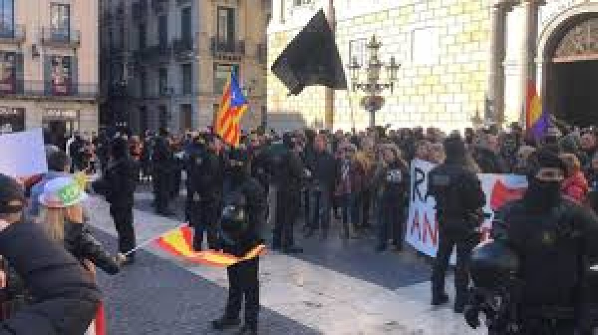 Unes 200 persones secunden la manifestació antifeixista a plaça Sant Jaume
