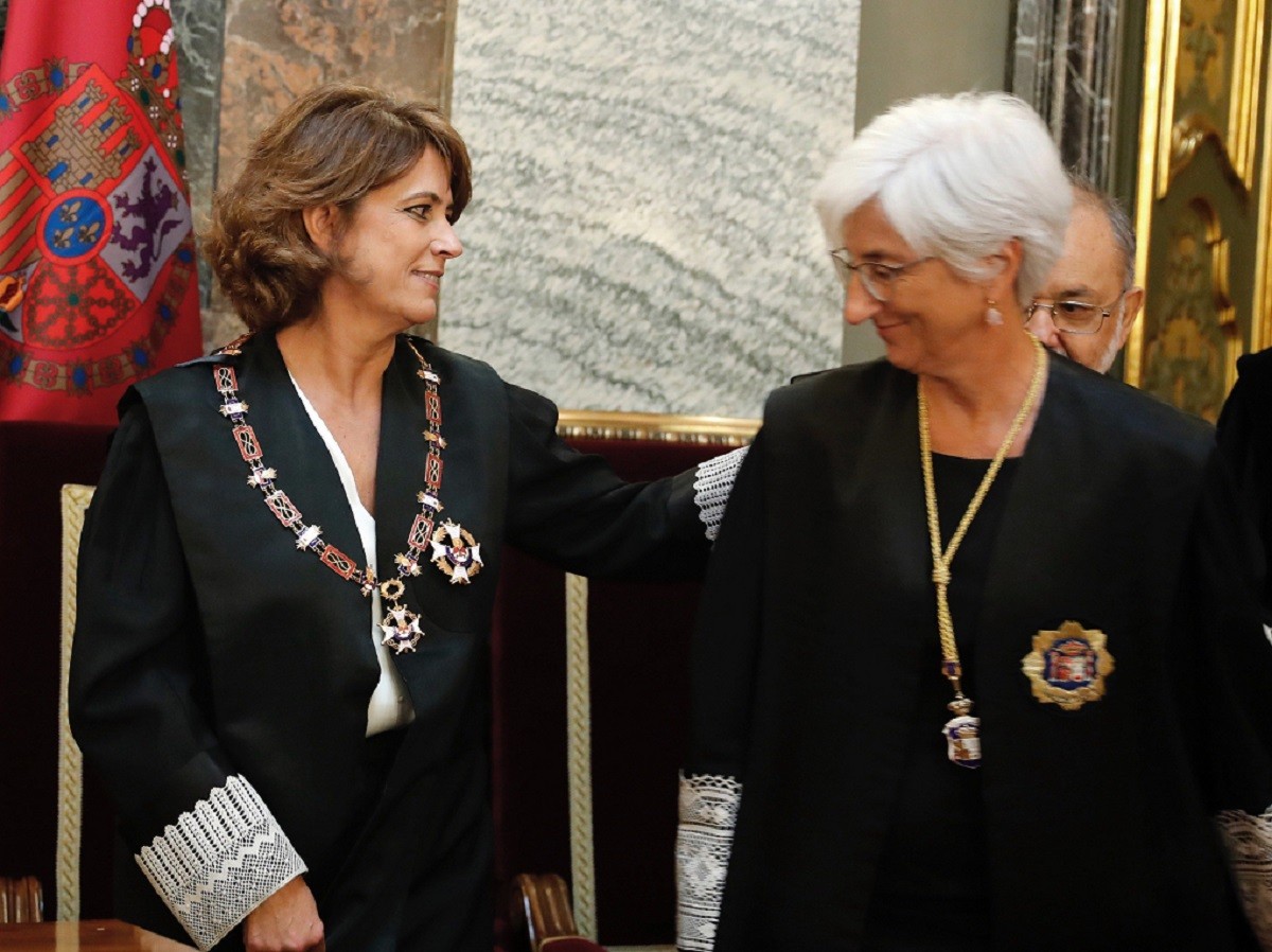 Dolores Delgado amb l'encara fiscal general de l'Estat Maria José Segarra