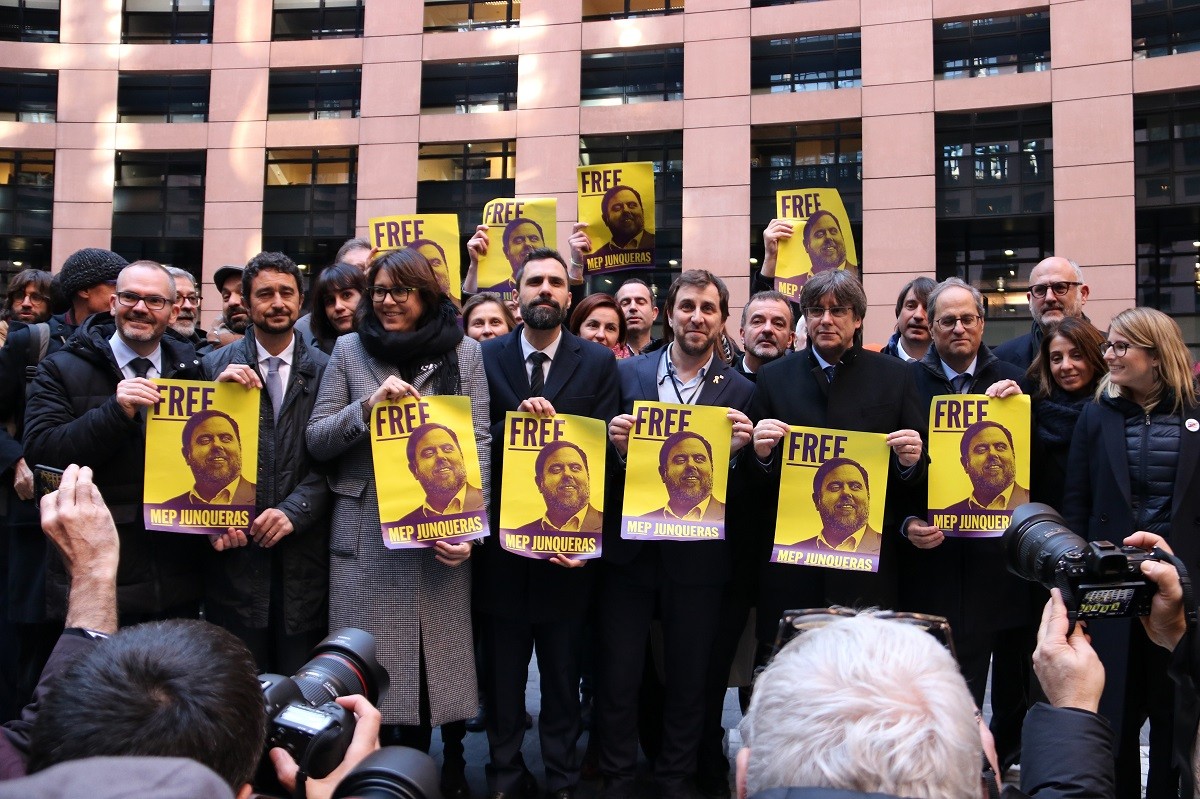 L'independentisme exhibeix cartells a favor de la llibertat de Junqueras al Parlament Europeu
