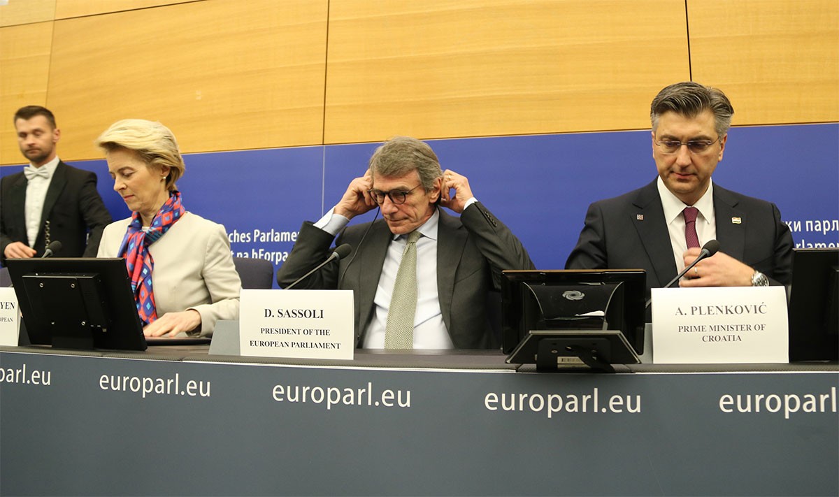 La presidenta de la CE, Ursula von der Leyen; el president de l'Europarlament, David Sassoli, i el president de torn de la UE, Andrej Plenković, a Estrasburg aquest dilluns.