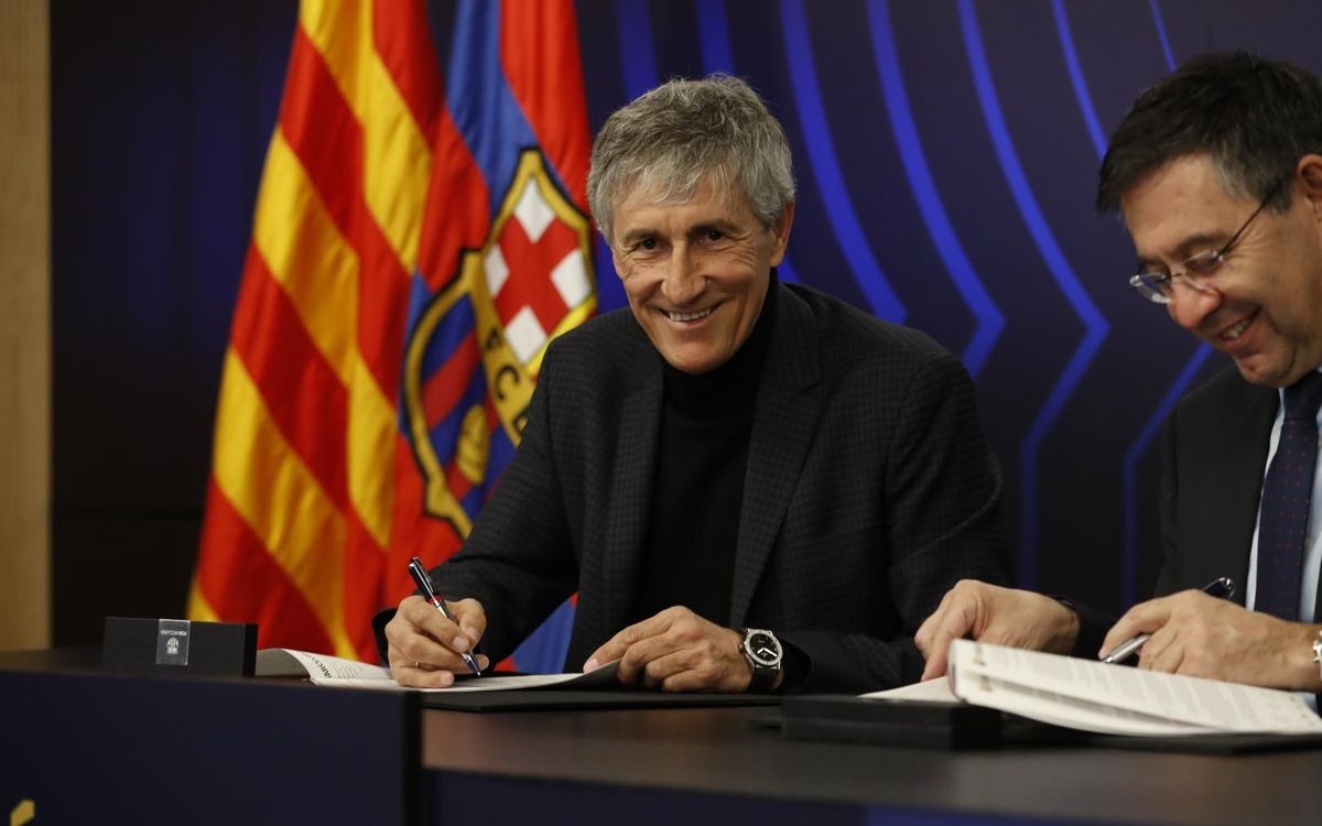 Quique Setién signant el seu contracte al costat de Josep Maria Bartomeu, aquest dimarts.