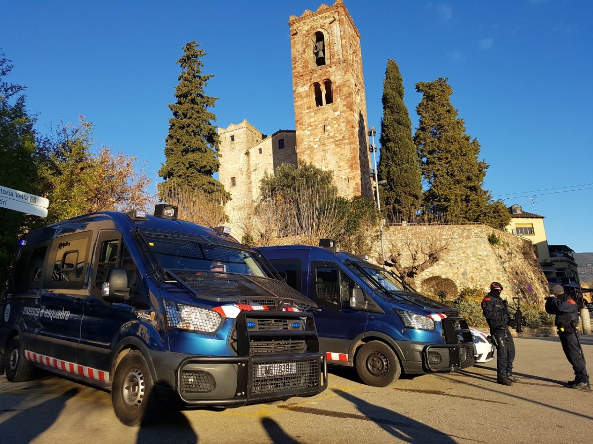 Dues furgones dels Mossos d'Esquadra ARRO per un desnonament a Sant Pere de Vilamajor
