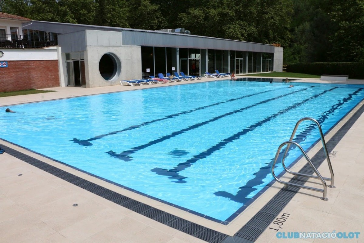 La nova piscina exterior del CN Olot, ideal per a l'estiu que s'acosta.