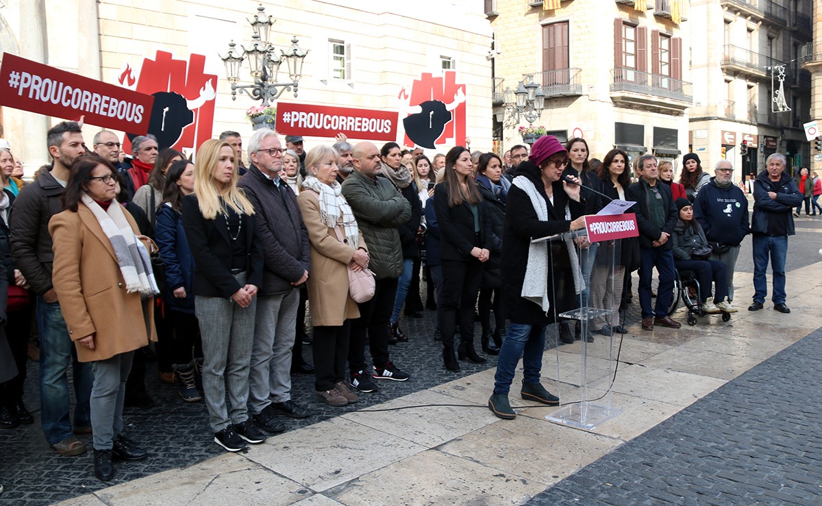 Acte de la plataforma 'Prou Correbous' a la plaça Sant Jaume