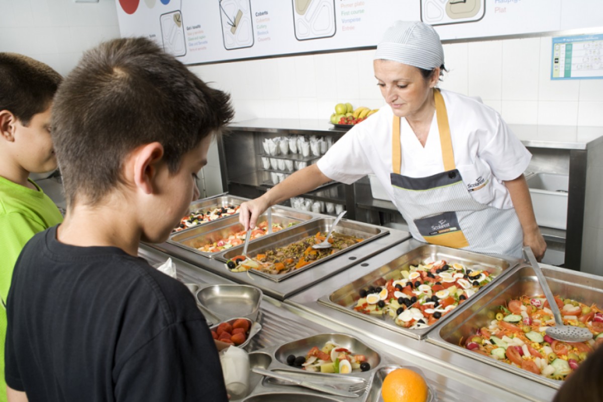 Les empreses Eurest i Scolarest, filials de la multinacional britànica de serveis de restauració Compass Group, gestiona el servei de menjador de multitud d'escoles del país.