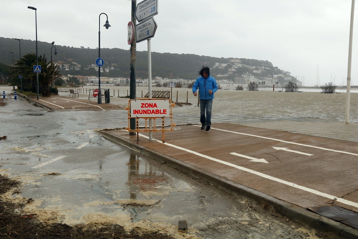 Els efectes de la llevantada a l'Estartit, on les platges s'han vist esborrades i inundades