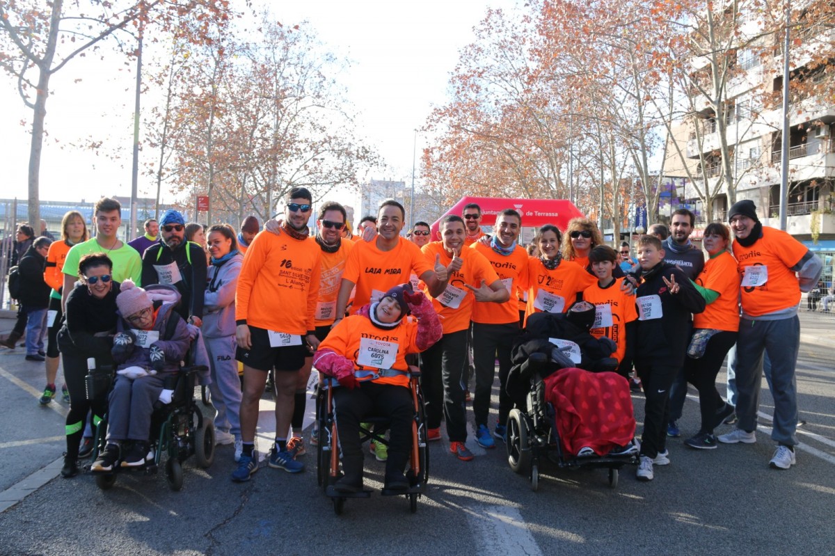 Usuaris de Prodis amb un grup de voluntaris durant la Mitja Marató del 2019.