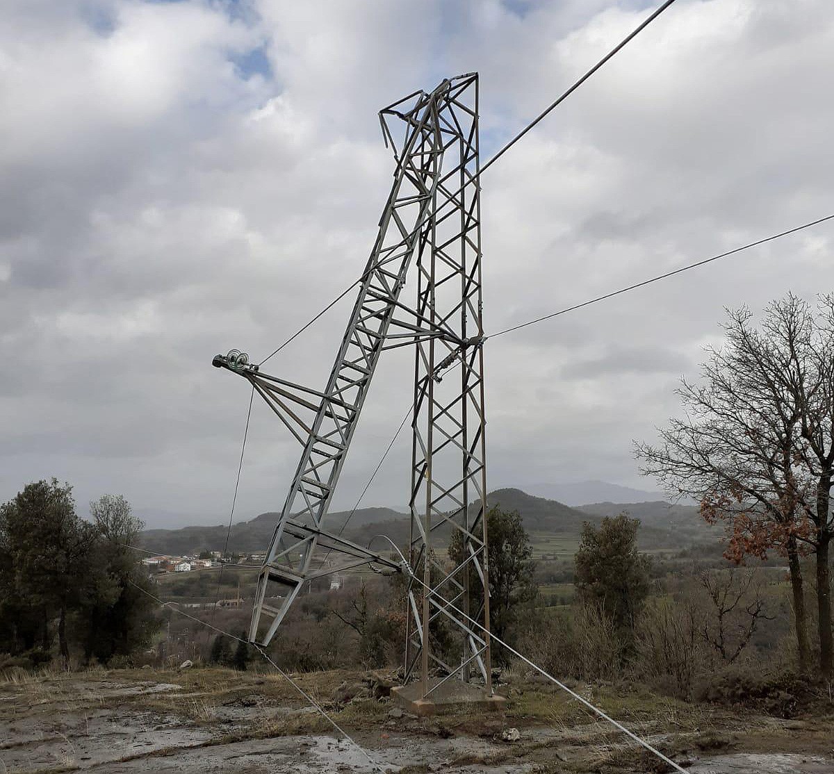 Una de les torres caigudes que han afectat al subministrament elèctric a Cantonigròs