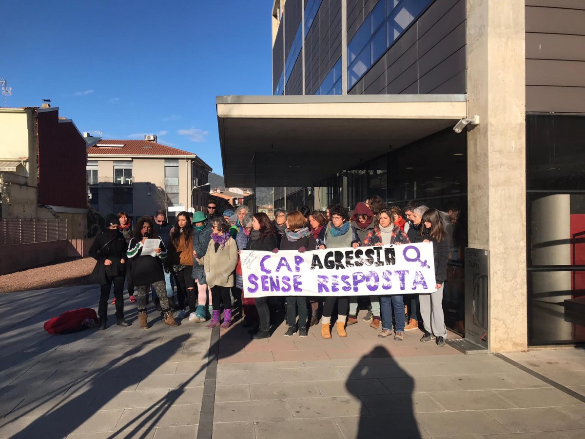 Concentració dels col·lectius feministes garrotxins als jutjats d'Olot en suport de l'Aigua.