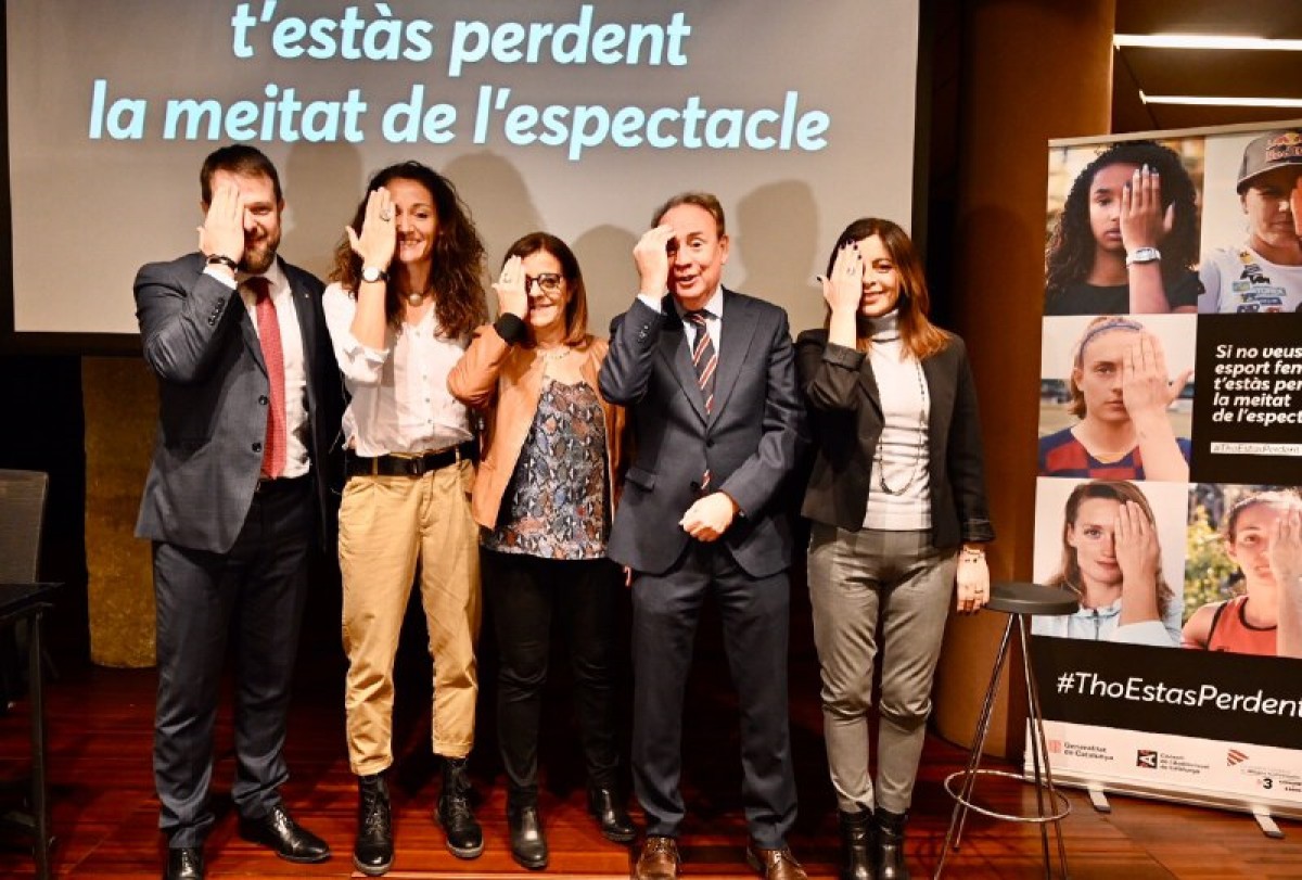 Gerard Figueras, Laia Palau, Núria Llorach, Roger Loppacher i Laura Martínez a la presentació de la campanya #ThoEstàsPerdent