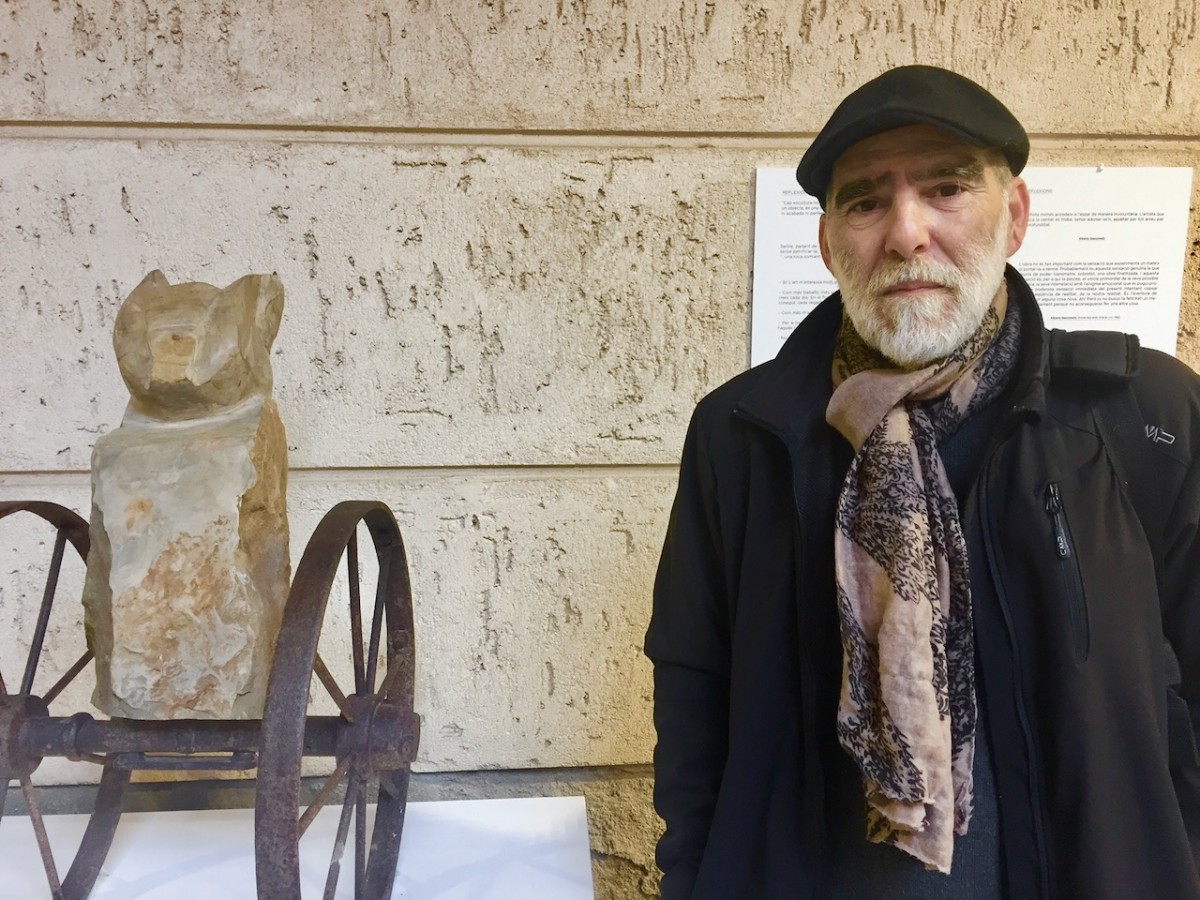 Xavier de Torres al costat de l'escultura «El GiAcomeTti amb rodes», al pati del Museu de la Garrotxa.