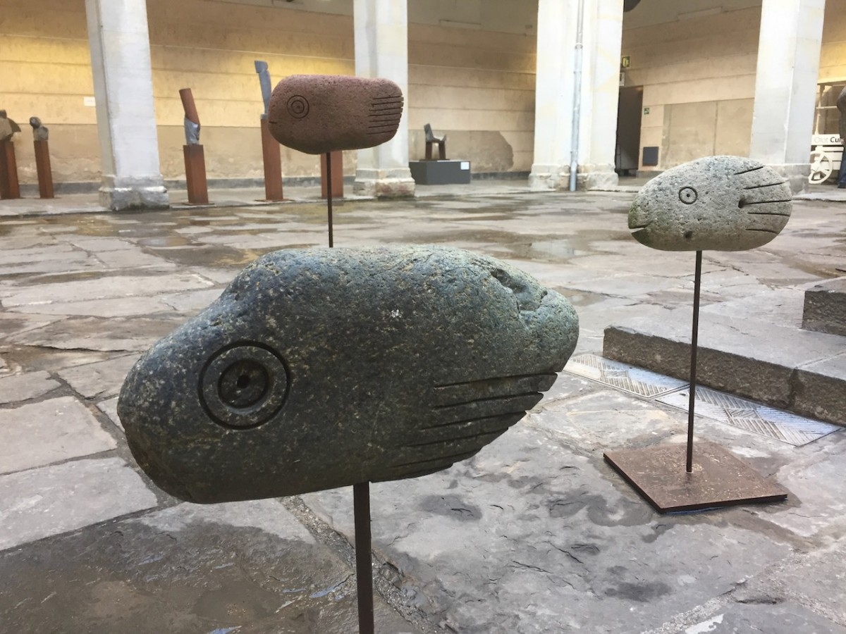 Algunes de les pedres treballades per Xavier de Torres al pati del Museu de la Garrotxa.