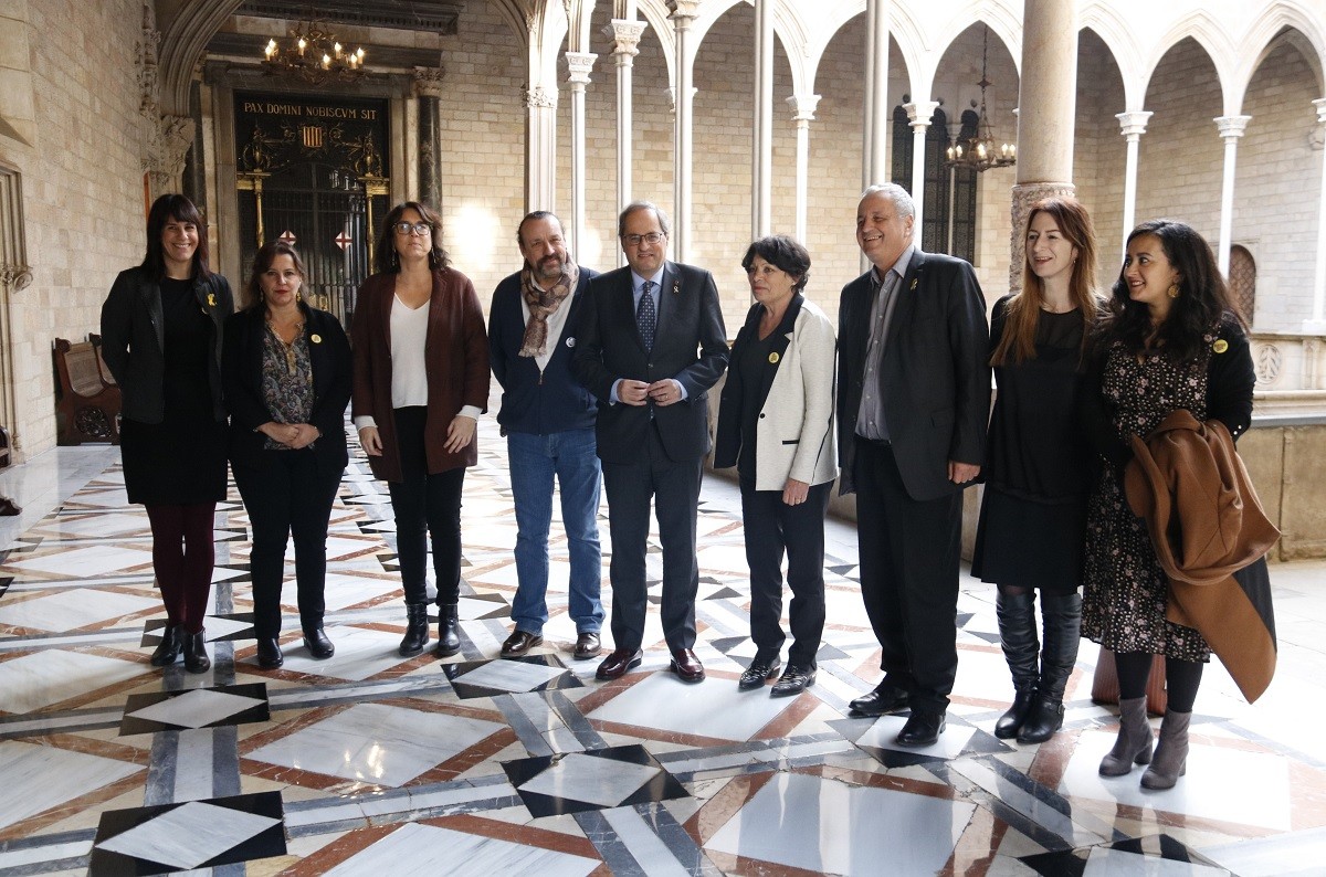 El president de la Generalitat, Quim Torra, amb la delegació d'eurodiputats