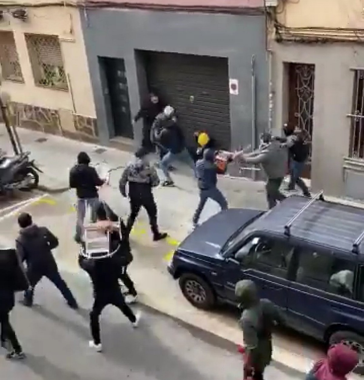 Imatges del moment de l'enfrontament entre els seguidors ultres de l'Espanyol i l'Athletic Club