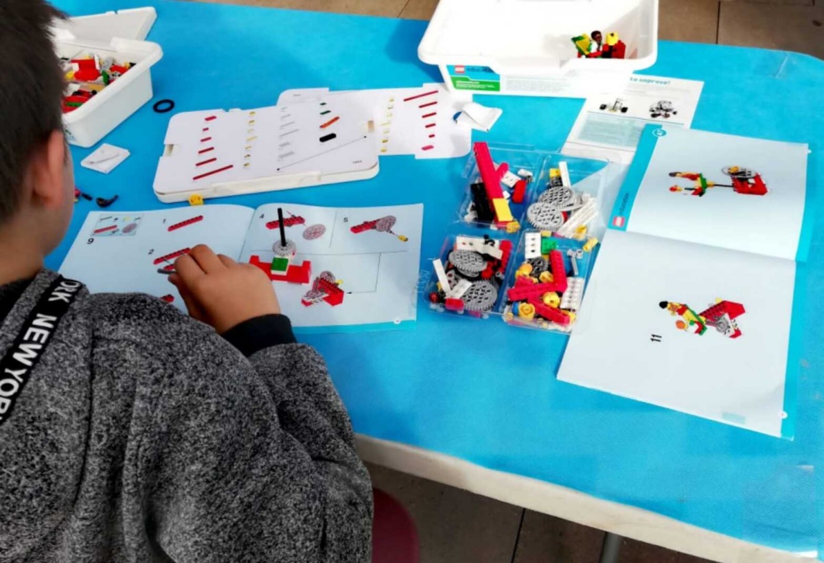Un infant fent un taller 'Maker' a l'escola Montessori