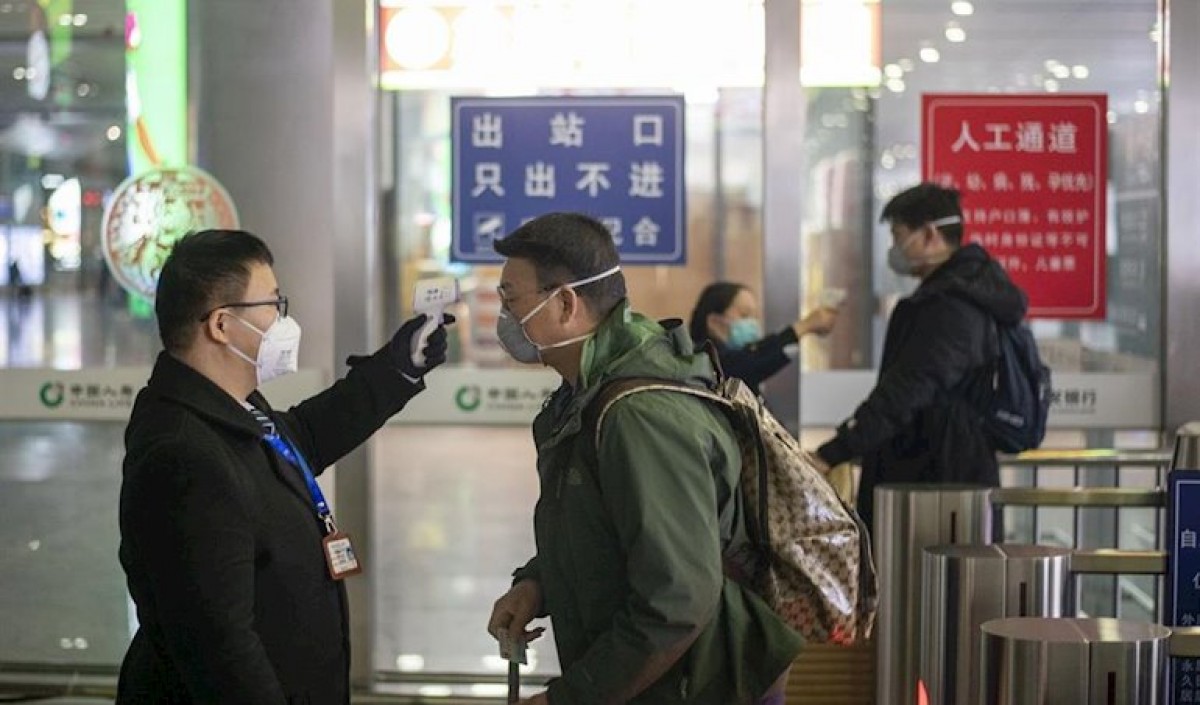Ciutadans xinesos amb màscares per evitar el contagi