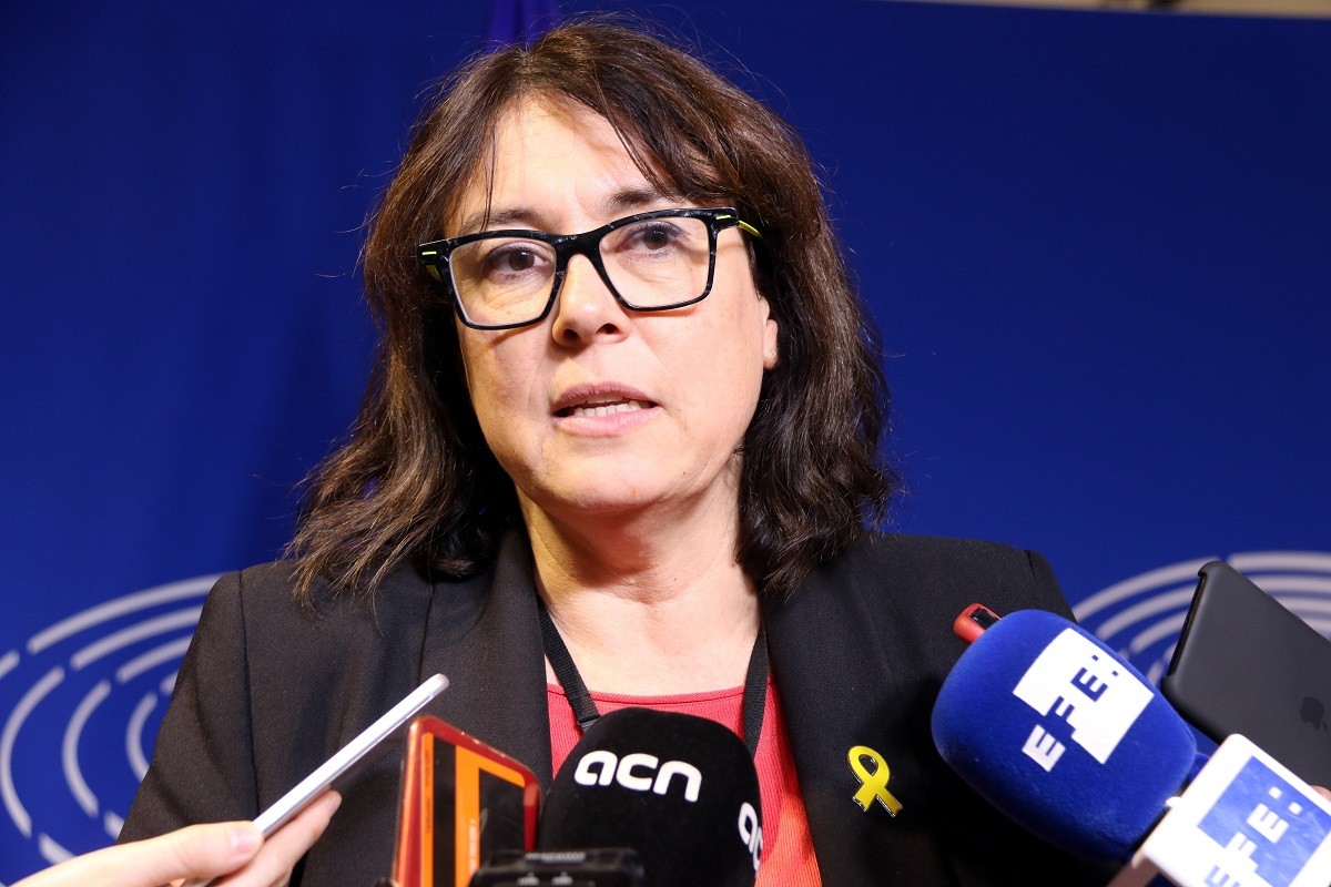 L'eurodiputada d'ERC, Diana Riba, atenent els mitjans de comunicació al Parlament Europeu