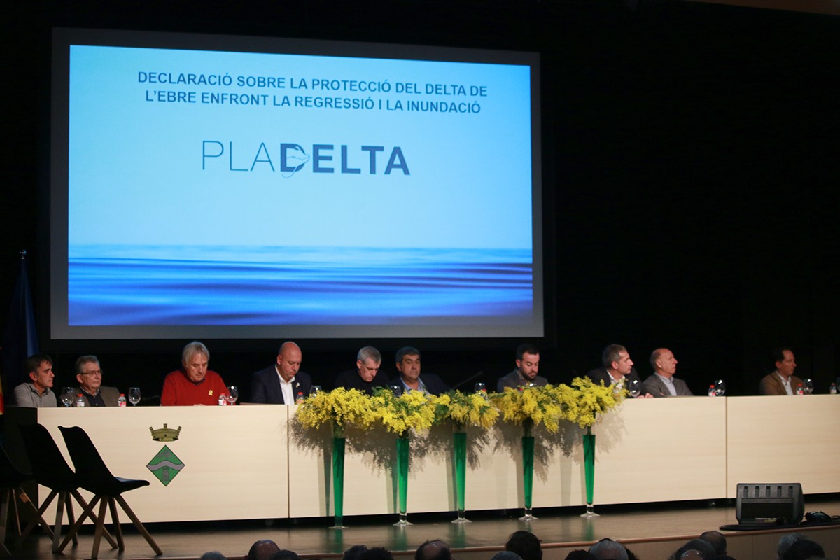 Els alcaldes de les poblacions del Delta i els representants de les comunitats de regants en la presentació del Pla Delta