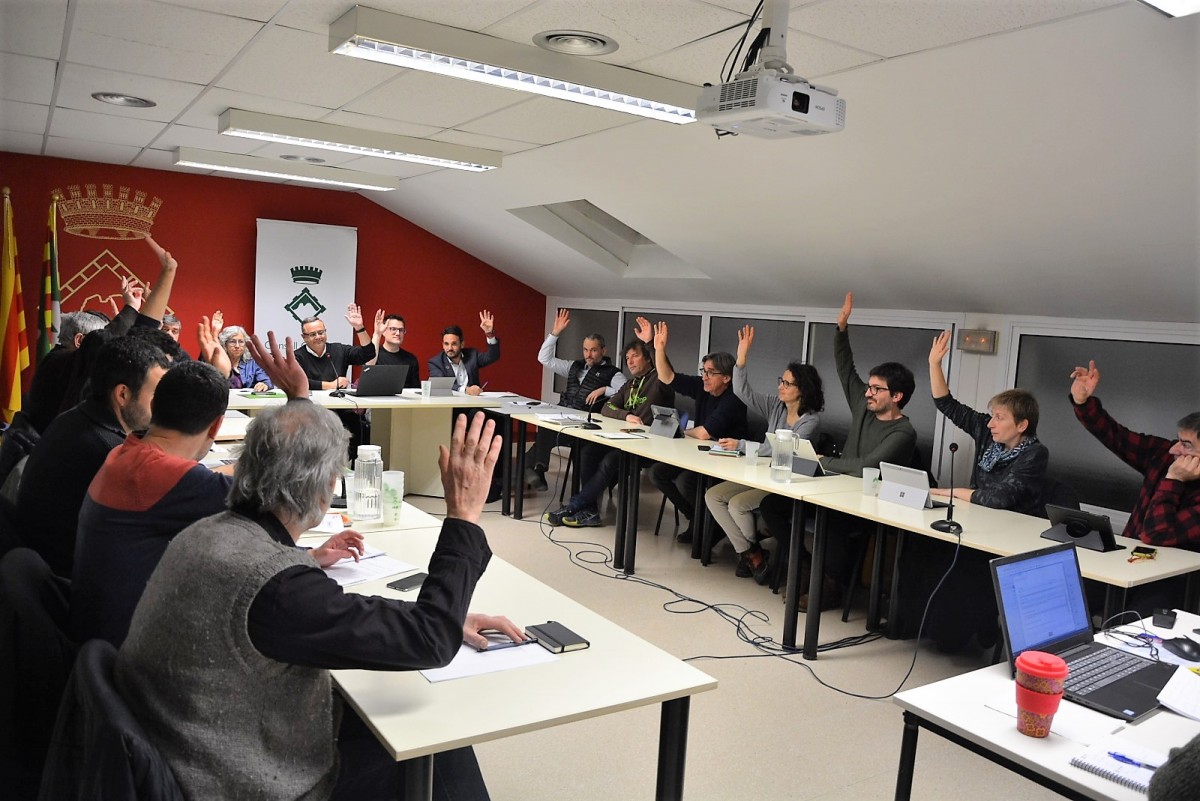 Votació durant el ple del Consell Comarcal del Berguedà.